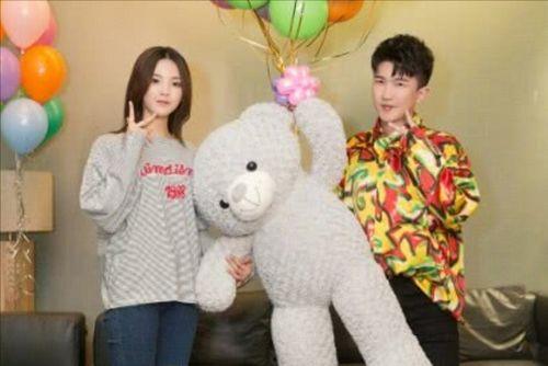 娱乐圈吃瓜短剧是谁写的,揭秘“吃瓜短剧”背后的创作故事 第2张 娱乐圈吃瓜短剧是谁写的,揭秘“吃瓜短剧”背后的创作故事 第2张